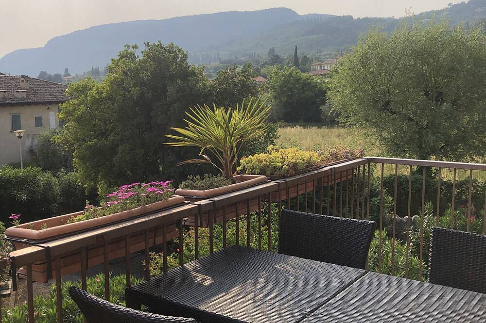 Entire apartment, Vacation apartment in a quiet and sunny location in Garda, Garda Mountains