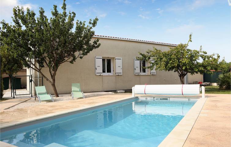 Apartamento de vacaciones de 119 pies cuadrados con parking, piscina y wifi in Pierrelatte, Región de Nyons