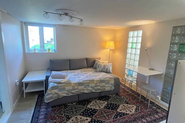 Ganze Wohnung, Apartment with own entrance, parking, fast public transport to Oslo city centre in Bærum