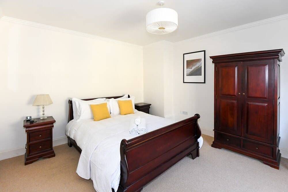 Spacious Townhouse, Private Parking, Central Wells in Wells, Somerset