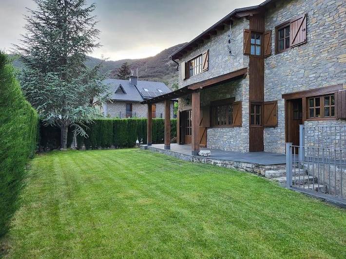 Casa rural para 8 personas, con vistas además de jardín y terraza en Sort  - 4