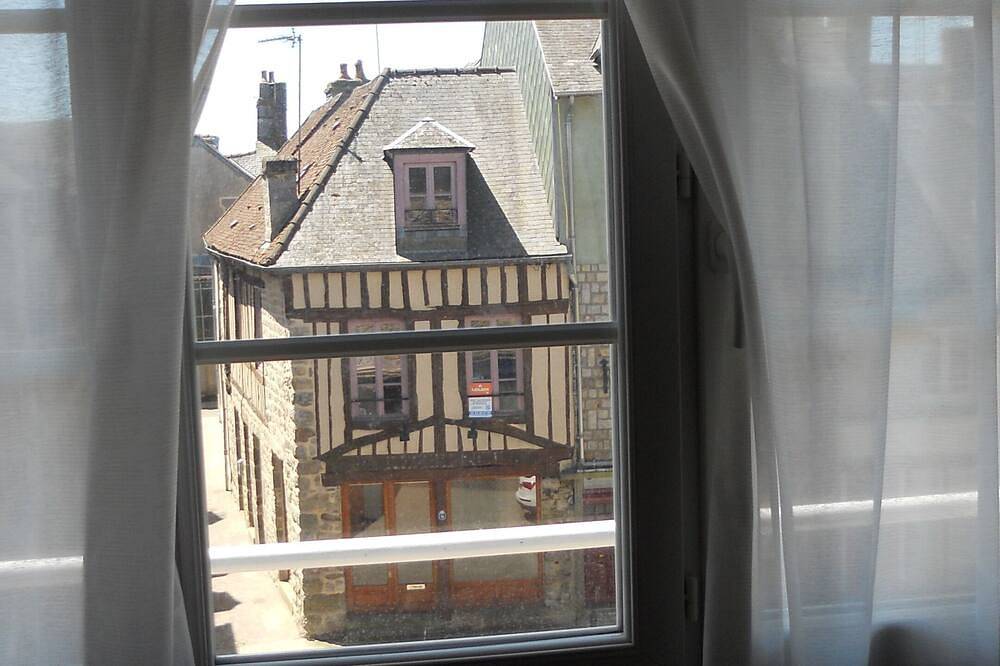 Appartement entier, Appartement F3: 85 m2 avec 2 chambres, Salon, Cuisine, Salle de bain... in Domfront, Parc naturel régional Normandie-Maine