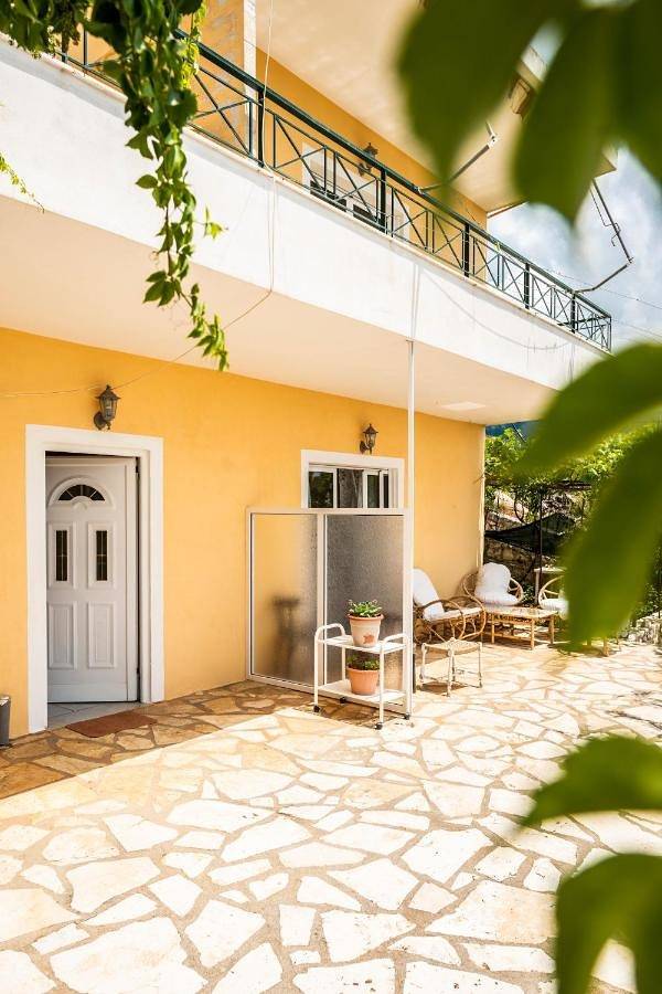 Gîte pour 5 personnes, avec jardin et vue, adapté aux familles à Himarë - 2