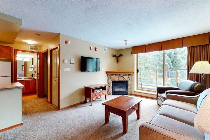 Glamping for 4 people, with pool and hot tub as well as balcony and sauna in Whistler