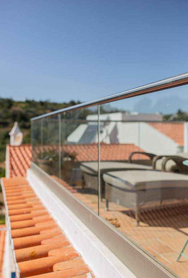 Ferienwohnung für 6 Personen, mit Balkon und Terrasse sowie Ausblick in Salema - 2