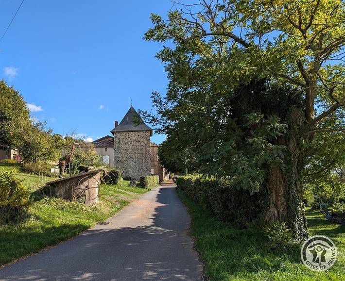 Gîte pour 8 personnes, avec jardin dans Rhône - 2