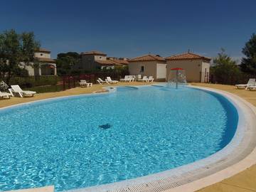 Cottage pour 6 personnes, avec jardin et piscine ainsi que terrasse et vue sur le lac à Homps
