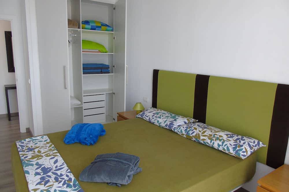 Entire apartment, Family Flat with 3 bedrooms, 1 bathroom near ocean & Los Gigantes in Puerto Santiago, Santiago del Teide