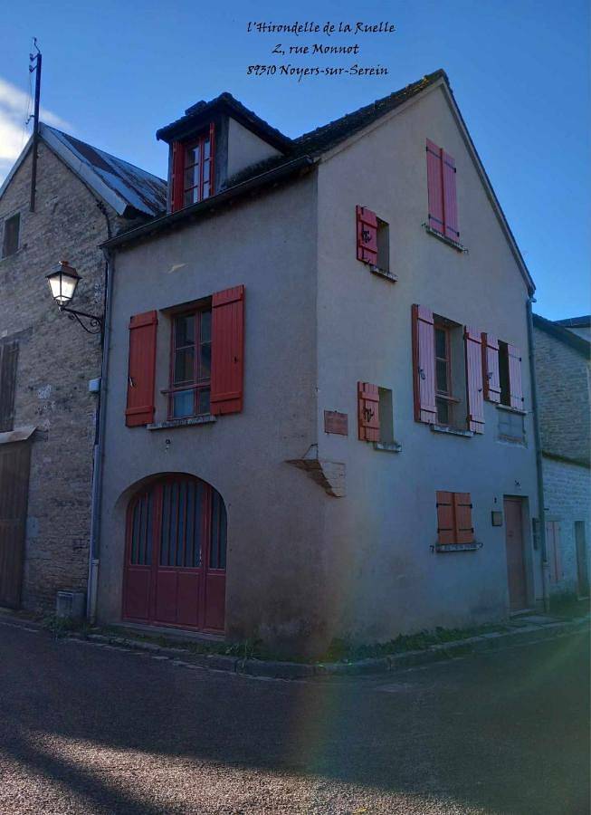 Location de vacances pour 2 personnes, avec vue dans Eglise Notre Dame De Noyers - 2