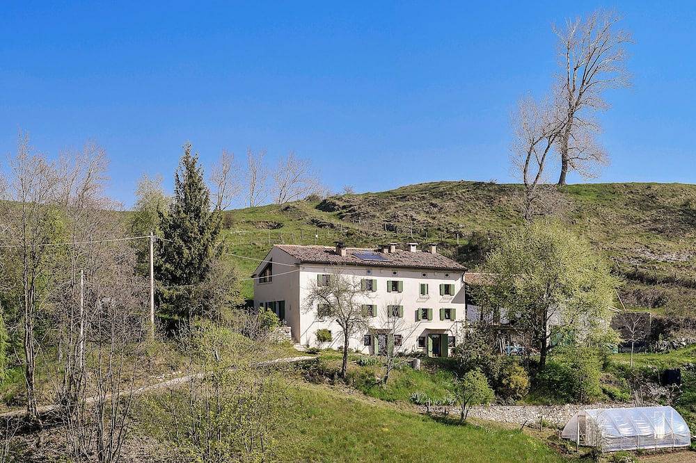 A vacation home nestled in the nature of eastern Lessinia. in Selva di Progno, Verona Province