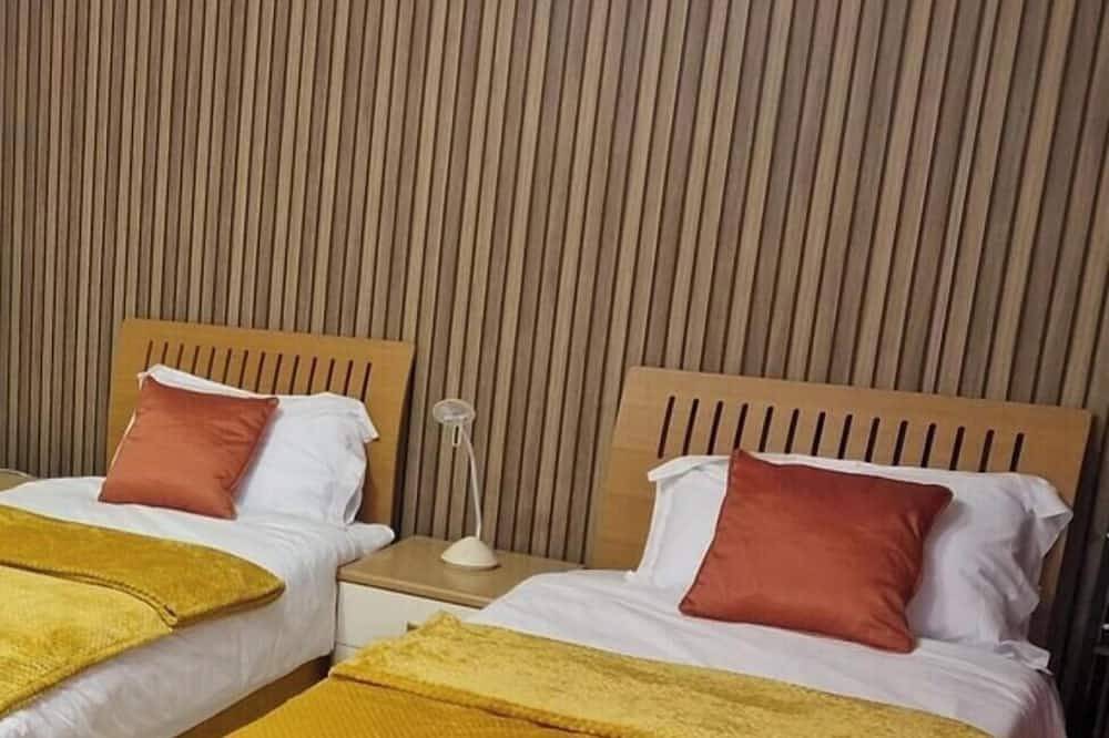 4 Bedroom 5 minute Luton Airport in Luton, Chiltern Hills