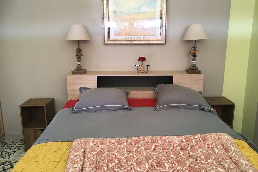 Entire apartment, Studio Des Coquelicots In A Provencal Farmhouse in Pujaut, Nimes region