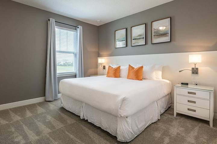 Vacation home for 17 people, with yard and pool by Disney World