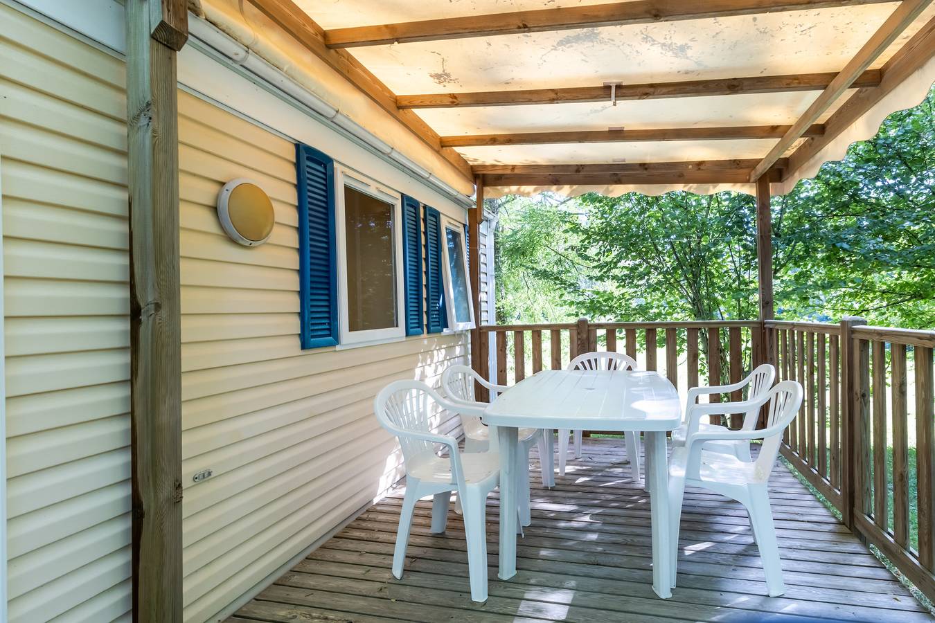 Mobile Home 'La Clairière' with Shared Pool, Private Terrace and Wi-Fi in Saint-Pompont, Périgord Noir