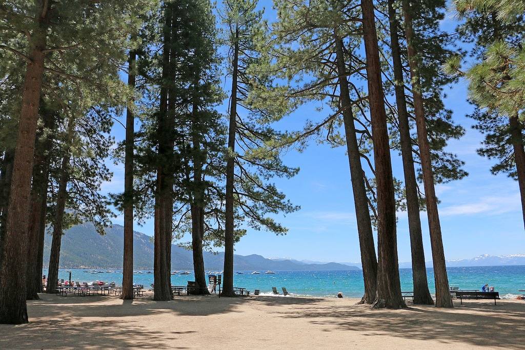 Two-Story Townhouse with an Updated Kitchen, Grill, & Free Wifi - Walk to Lake in Incline Village-Crystal Bay, Lake Tahoe