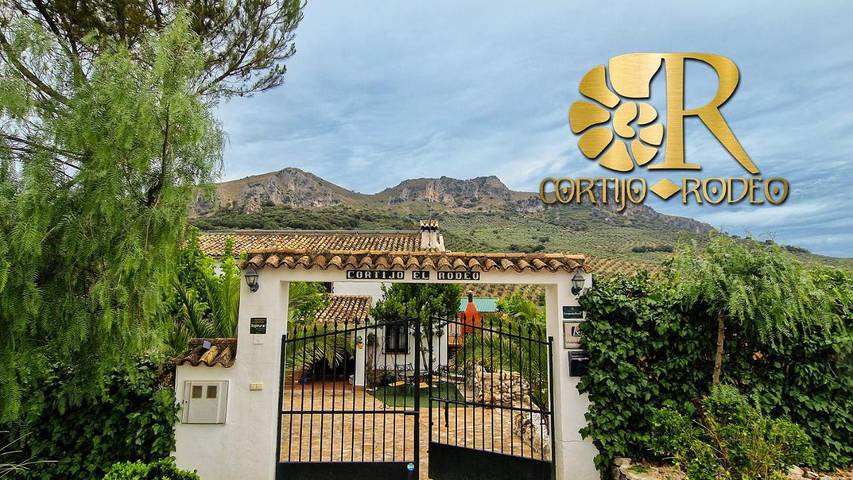 Apartamento para 10 personas, con Balcón y Terraza además de Jardín y Piscina en Carcabuey