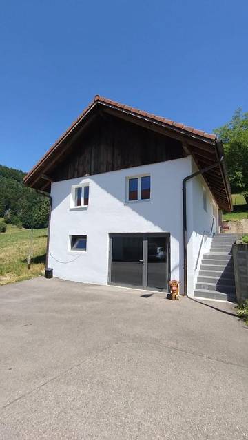 Location de vacances pour 3 personnes, avec terrasse ainsi que piscine et jardin dans Soubey