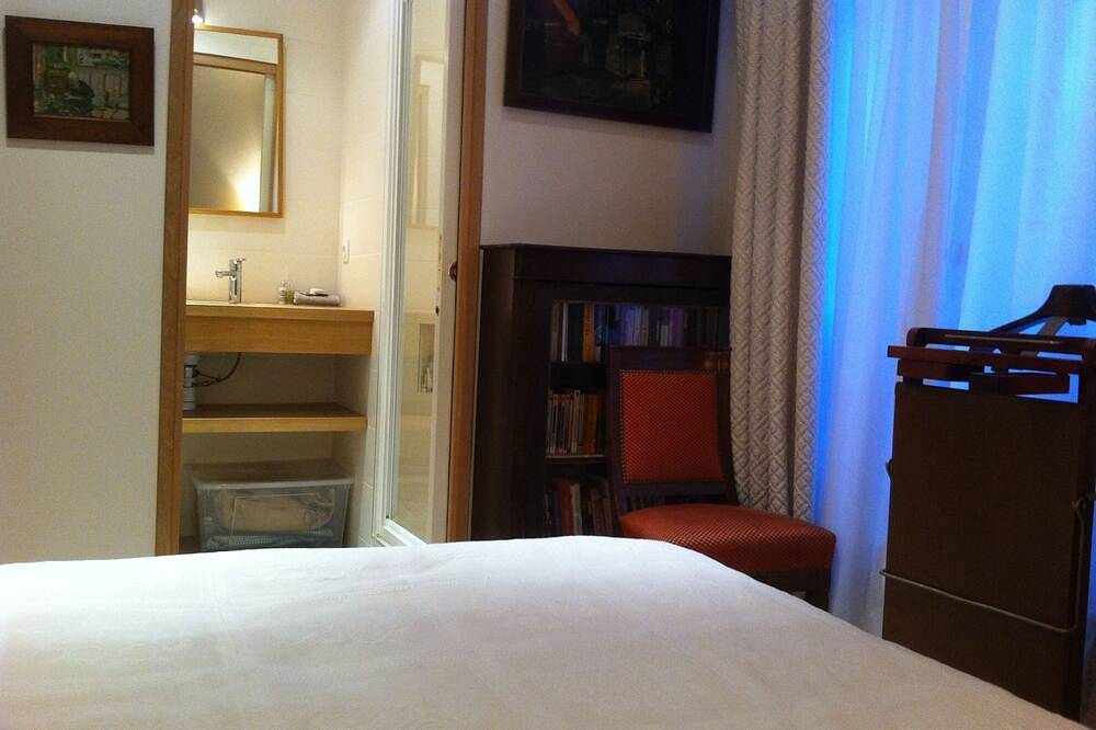Belle chambre Montparnasse-Raspail dans Immeuble en pierre de taille a Paris in Quartier du Montparnasse, Paris