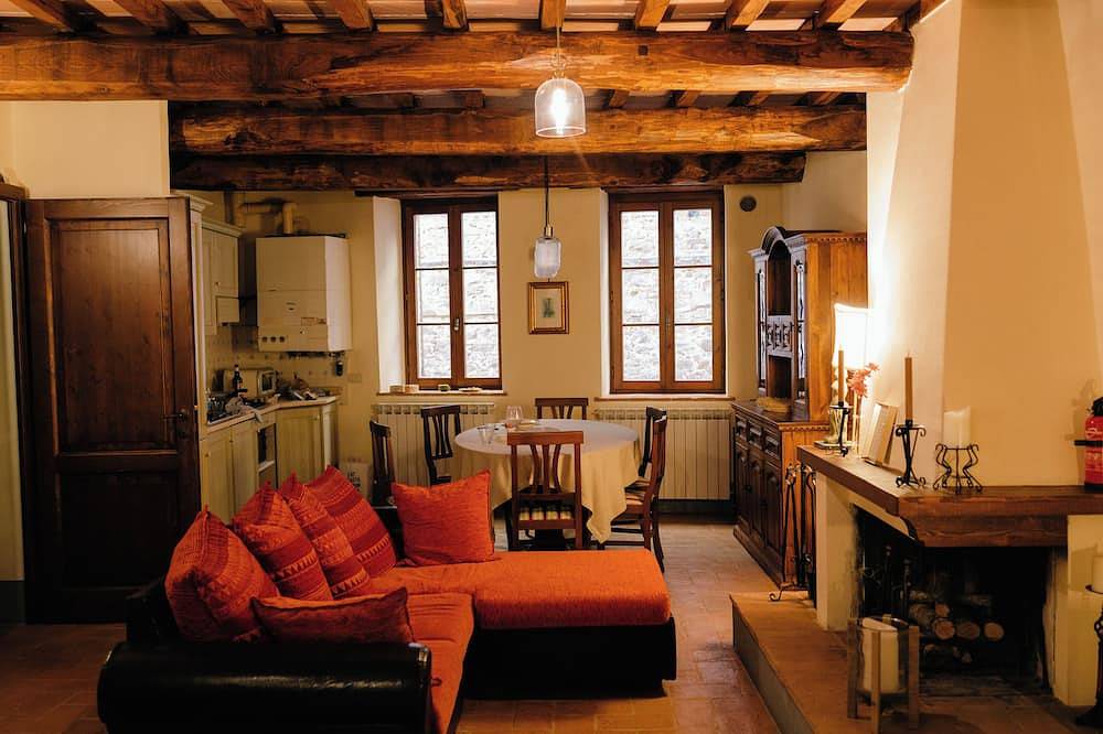 Apartamento entero, Elegant Apartment in Paciano's Historic Center with 2 En-suite Bedrooms in Paciano, Provincia de Perugia