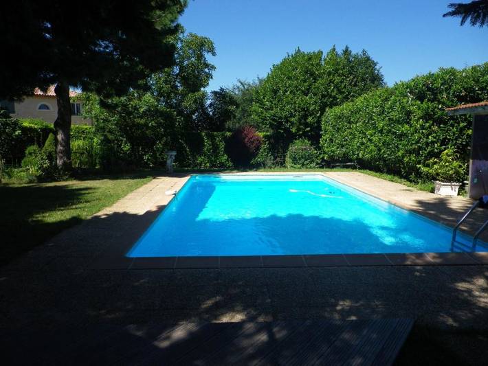 Location de vacances pour 2 personnes, avec Terrasse ainsi que Jardin et Piscine à Collonges-au-Mont-d'Or