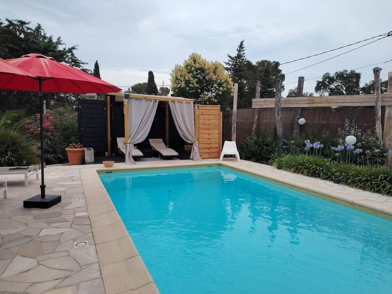 Appartement entier, Appartement 'Ptit Coin De Paradis Plage Peguiere' avec piscine privée, Wi-Fi et climatisation in Saint-Raphaël, Massif de l'Esterel