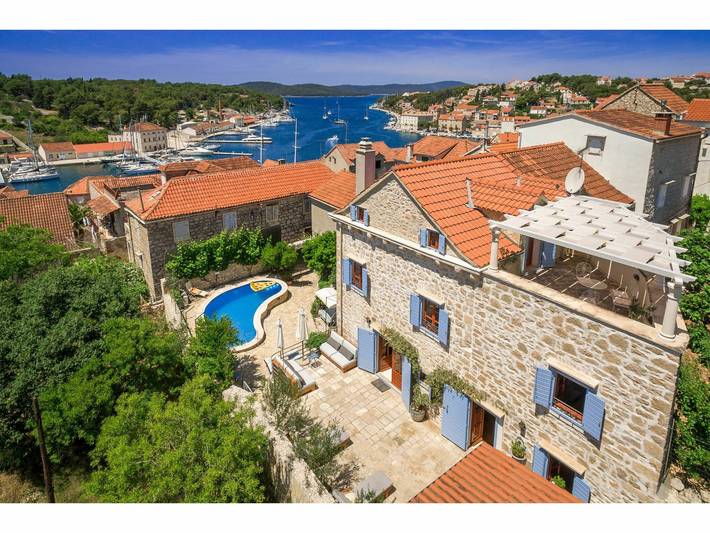 Holiday rental for 9 people, with terrace and pool in Brac