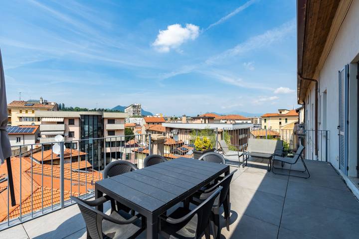 Apartamento entero, Attico con terrazzo - 300 m dalla stazione in Varese, Provincia de Varese