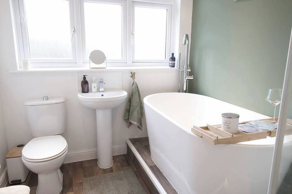 Entire apartment, The Lily  Suite with parking in Wokingham, Berkshire