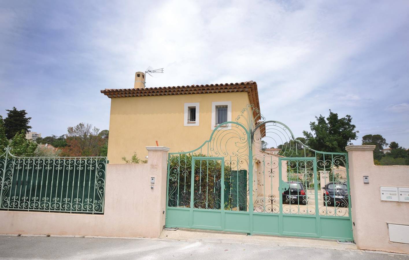 Moderne 2BR Apartment w / Pool, Parkplatz & Terrasse! in Saint-Raphaël, Massif de l'Esterel