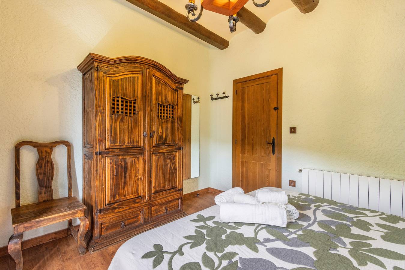 Apartamento 'Peña Roya' con vistas a la montaña, jardín compartido y Wi-Fi in Fiscal, Pirineo Aragonés