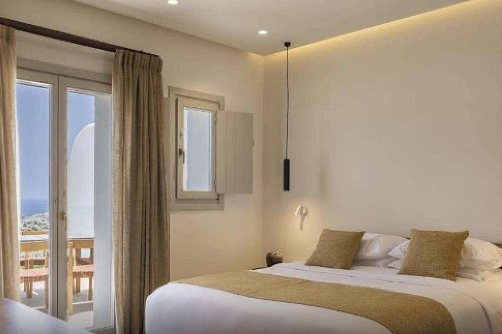 Villa Philomela, Divine Sunset & Sea Views, Private Pool, Furnished Terrace, Oia in Ormos Ammoudiou, Oia