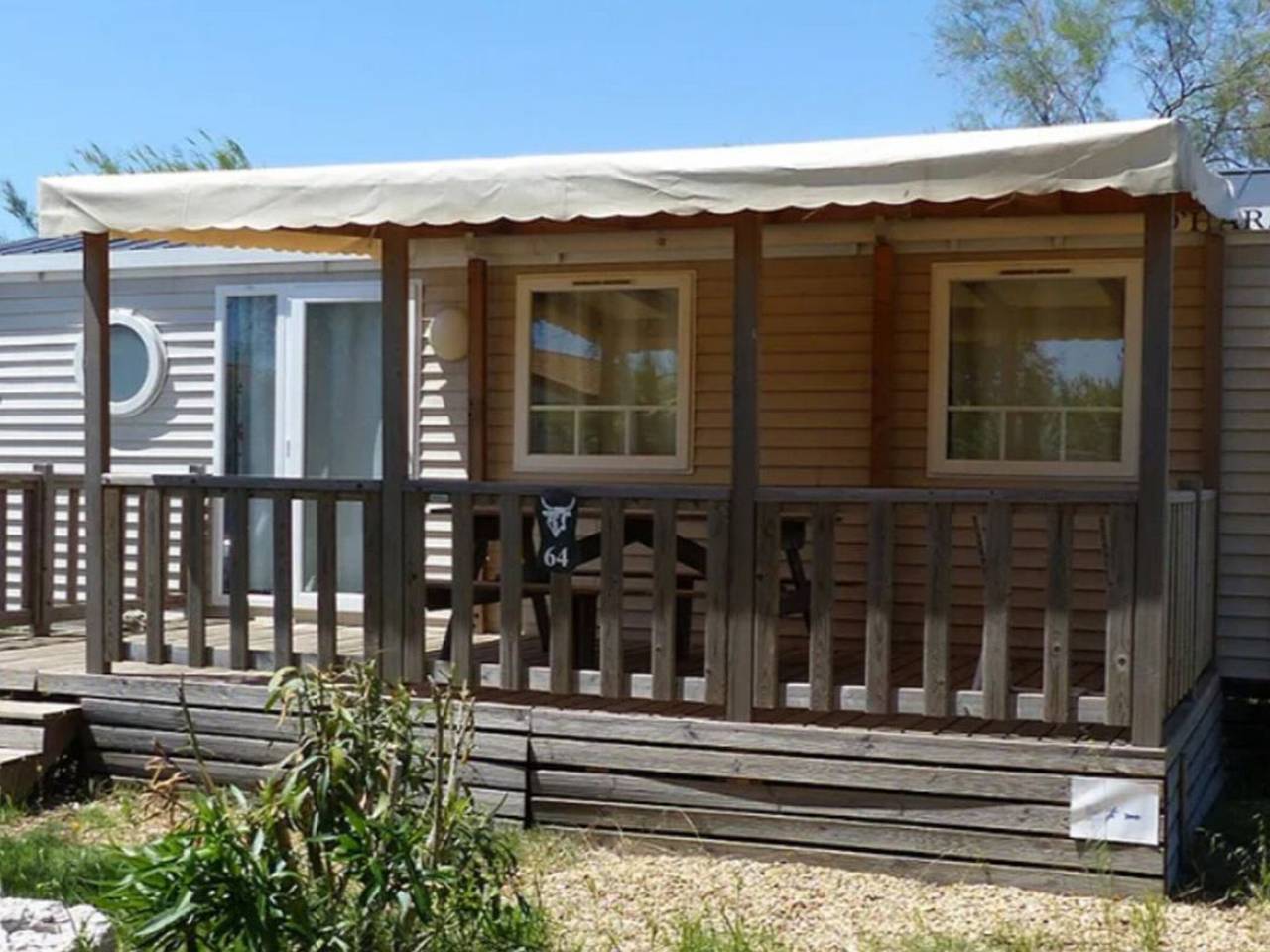 Cozy mobile home with terrace - 6 guests in Lattes, Côte d'Améthyste