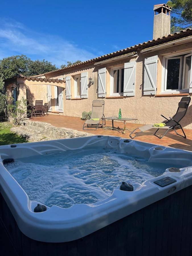 Location de vacances pour 6 personnes, avec piscine ainsi que vue et jardin, animaux acceptés à Sainte-Anastasie-sur-Issole - 3