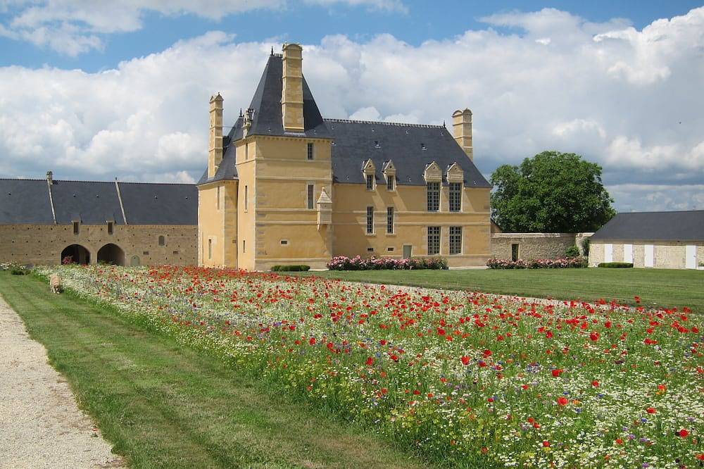 Entire apartment, In an historical monument: Farm Manor in Bayeux in Monceaux-en-Bessin, Bayeux region