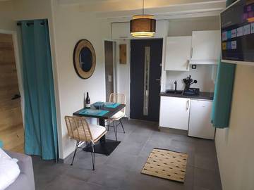 Gîte pour 2 personnes, avec terrasse ainsi que jardin et vue dans Curienne