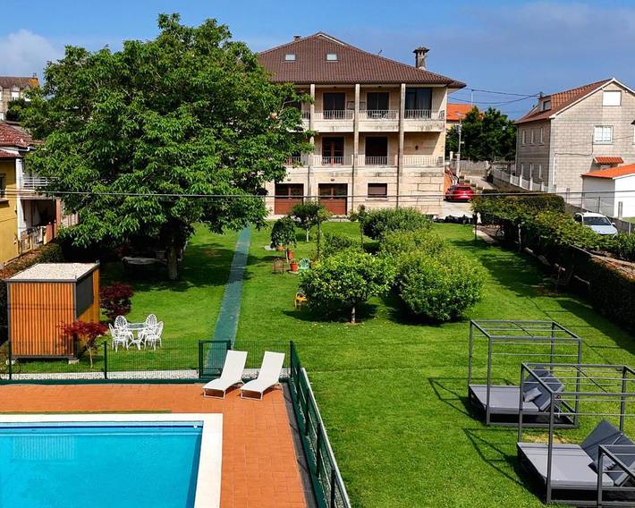 Apartahotel para 4 personas, con Balcón y Terraza además de Jardín y Piscina en Rias Baixas