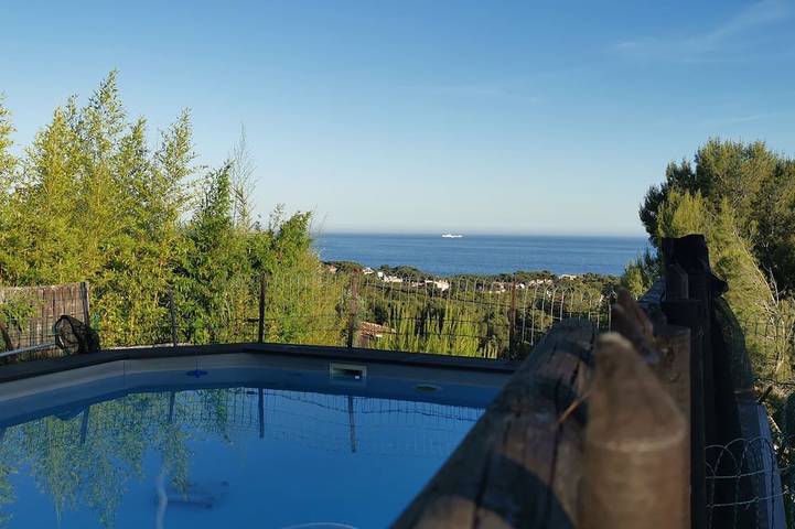 Chalet typique entièrement équipé dans propriété sécurisée vue mer méditerranée. in Sausset-les-Pins, Côte méditerranéenne (France)