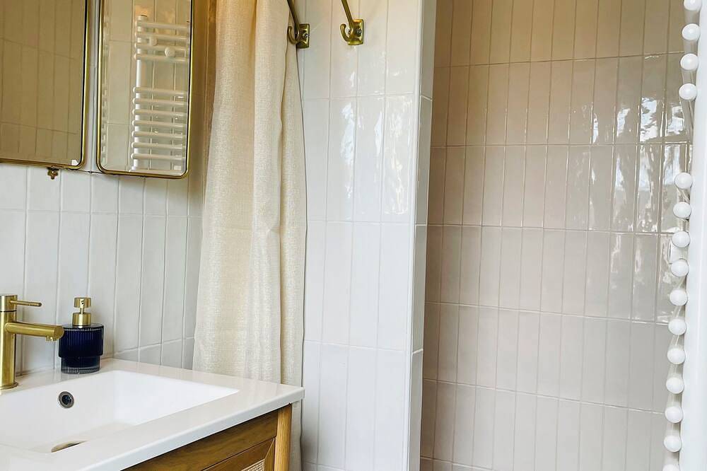 Appartement entier, Suite Bord de Mer (Jacuzzi & Sauna) - 1 minute de la plage et des commerces in Bernières-sur-Mer, Région de Caen