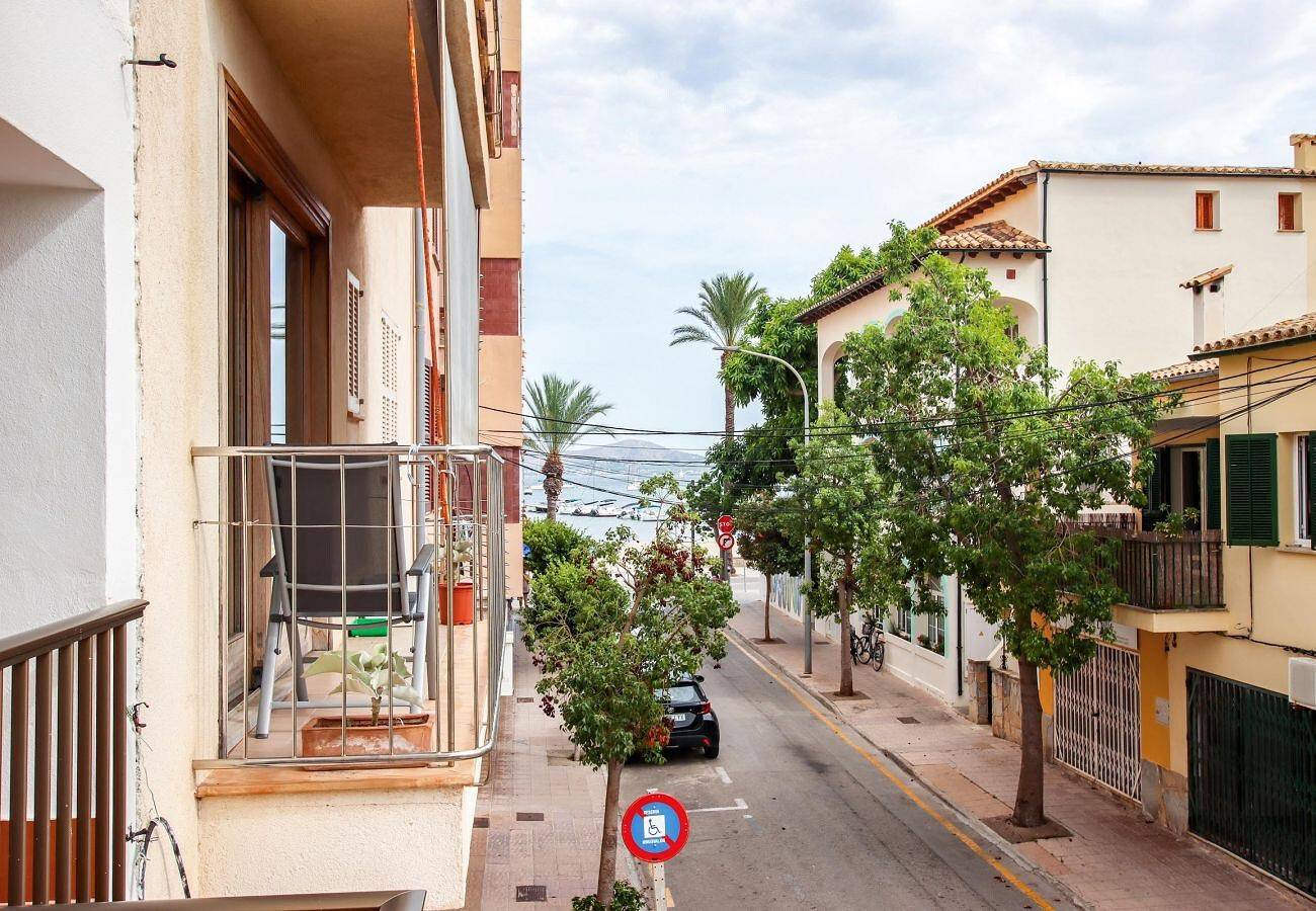 Apartamento entero, Apartamento vacacional "Rieres" con terraza y Wi-Fi in Puerto de Pollensa, Pollença