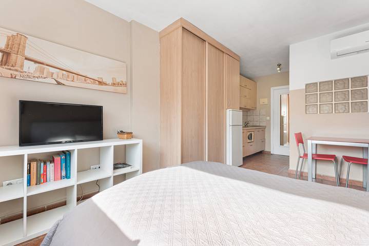 Entire studio, Charming Studio Apartment in Málaga close to the Beach with Wi-Fi in Málaga (Este), Malaga