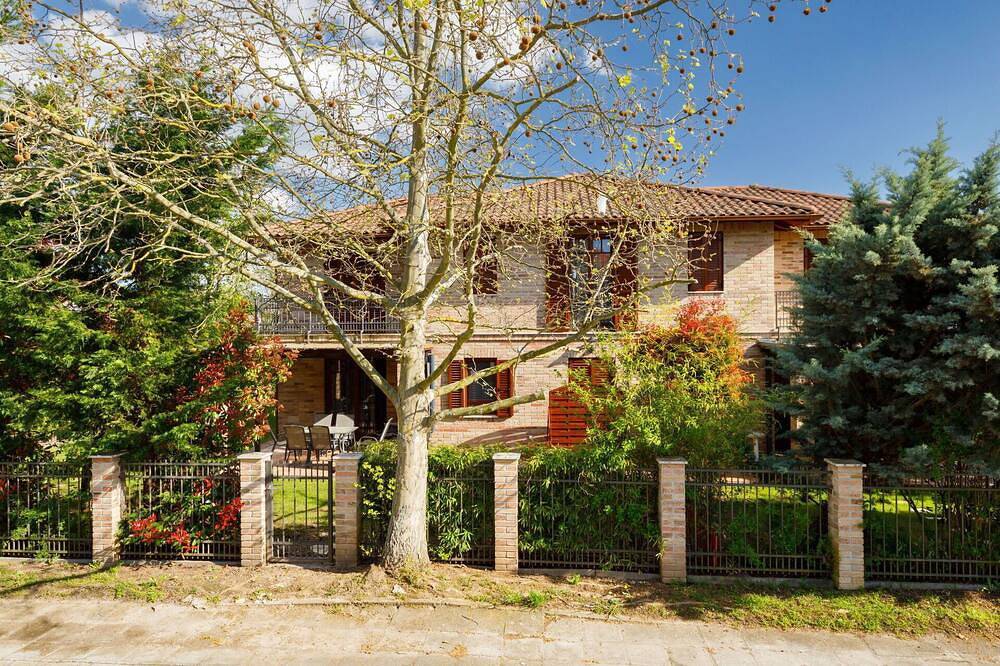 Atemberaubendes  Ferienhaus für 9 Leute mit Klimaanlage,  W-Lan, Tv, Terrasse und Haustiere erlaubt in Balatonőszöd, Plattensee Südufer
