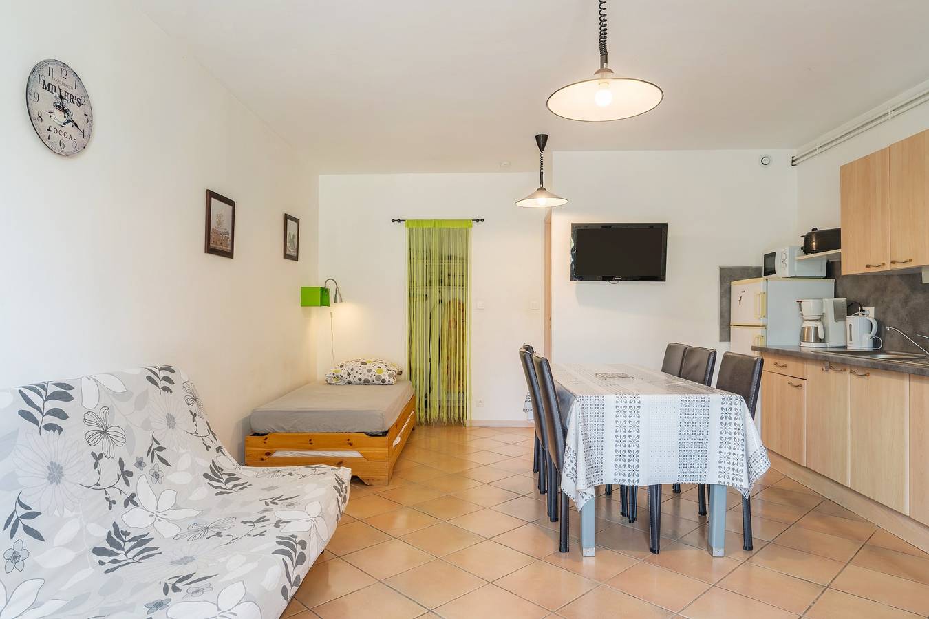 Ganze Wohnung, Ferienwohnung 'Le Pas Des Lanciers' mit Gemeinschaftspool, privater Terrasse und eigenem Garten in Mallemort, Arles und Umgebung