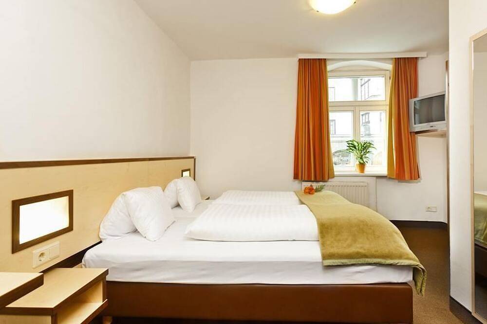 Doppelzimmer mit Dusche od. Bad, Wc - Hotel Goldene Krone in Stubaier Alpen, Innsbruck