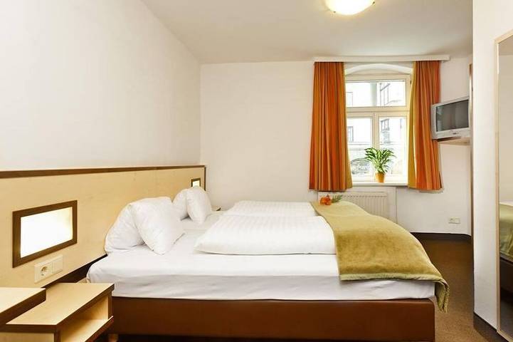 Doppelzimmer mit Dusche od. Bad, Wc - Hotel Goldene Krone in Stubaier Alpen, Innsbruck