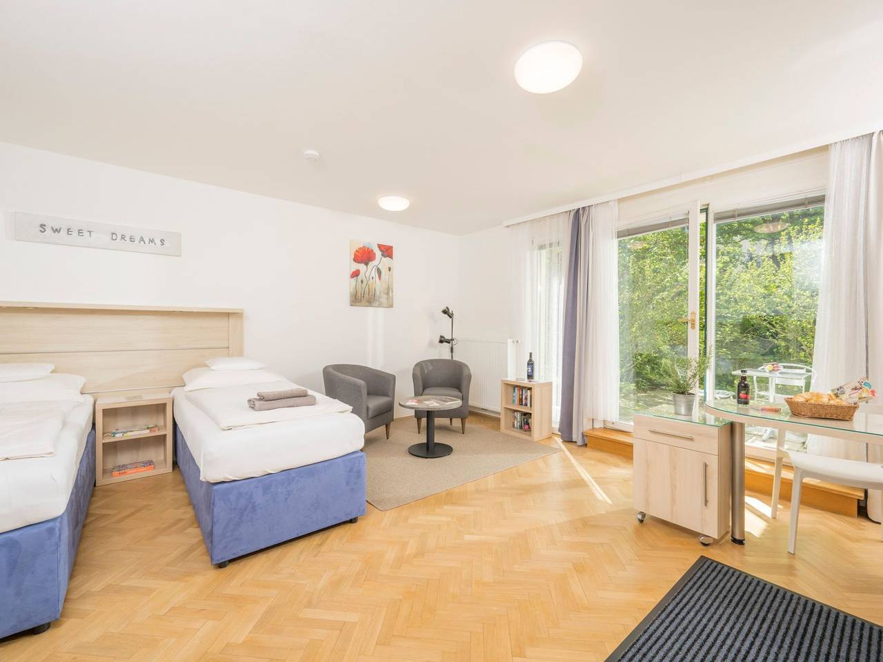 Ganze Wohnung, Studioappartement mit kleinem Garten und Terrasse in Hernals, Wien