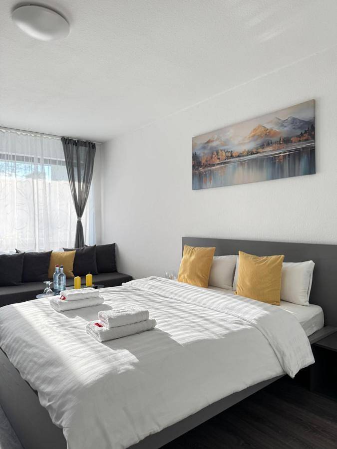 Ferienwohnung für 4 Personen, mit Balkon und Terrasse sowie Garten und Ausblick in Monheim am Rhein