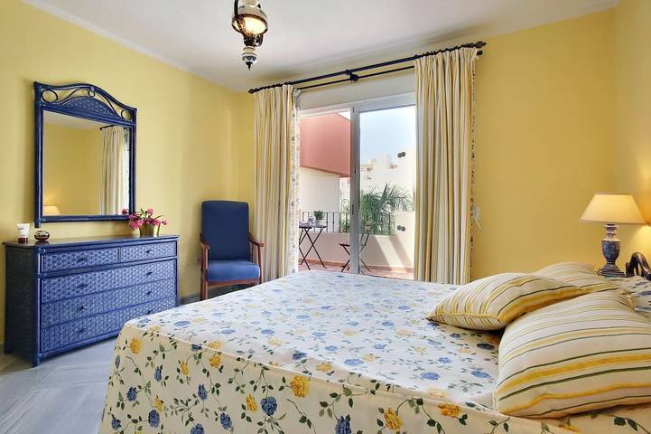 Maison en bord de mer, jardin privatif, terrasse tropézienne et Jacuzzi in Reinoso, Estepona