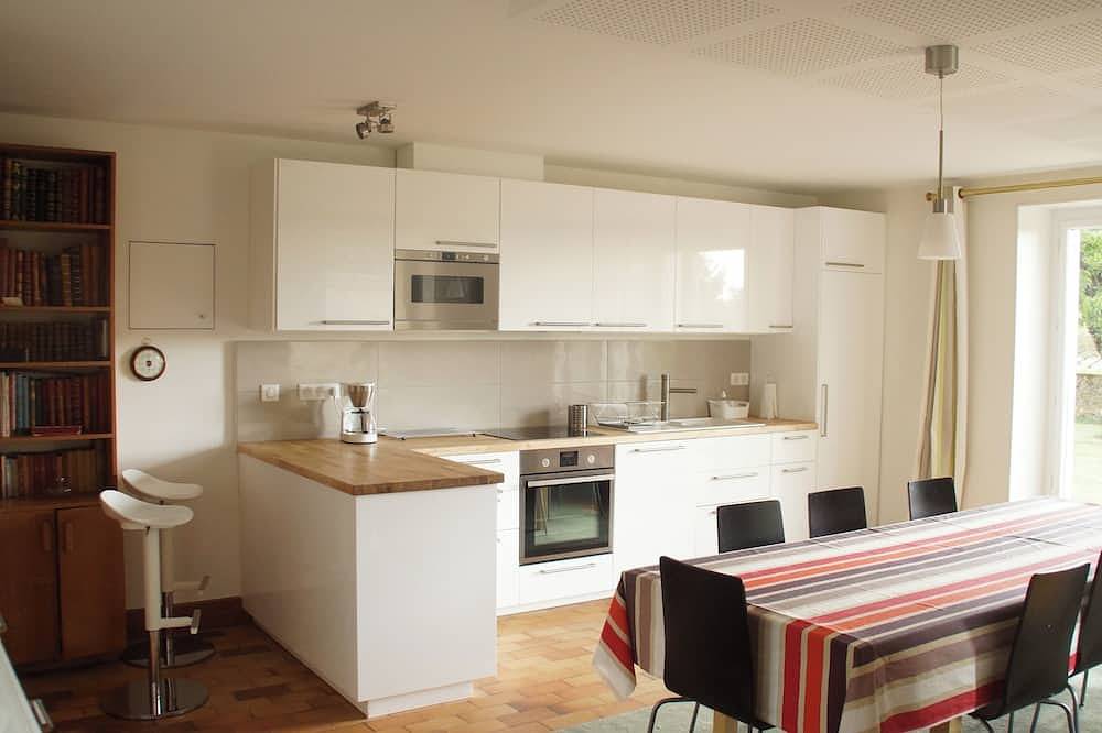 Gite in family home, on the banks of the Loire, garden, south-facing. in Combleux, Valle del Loira