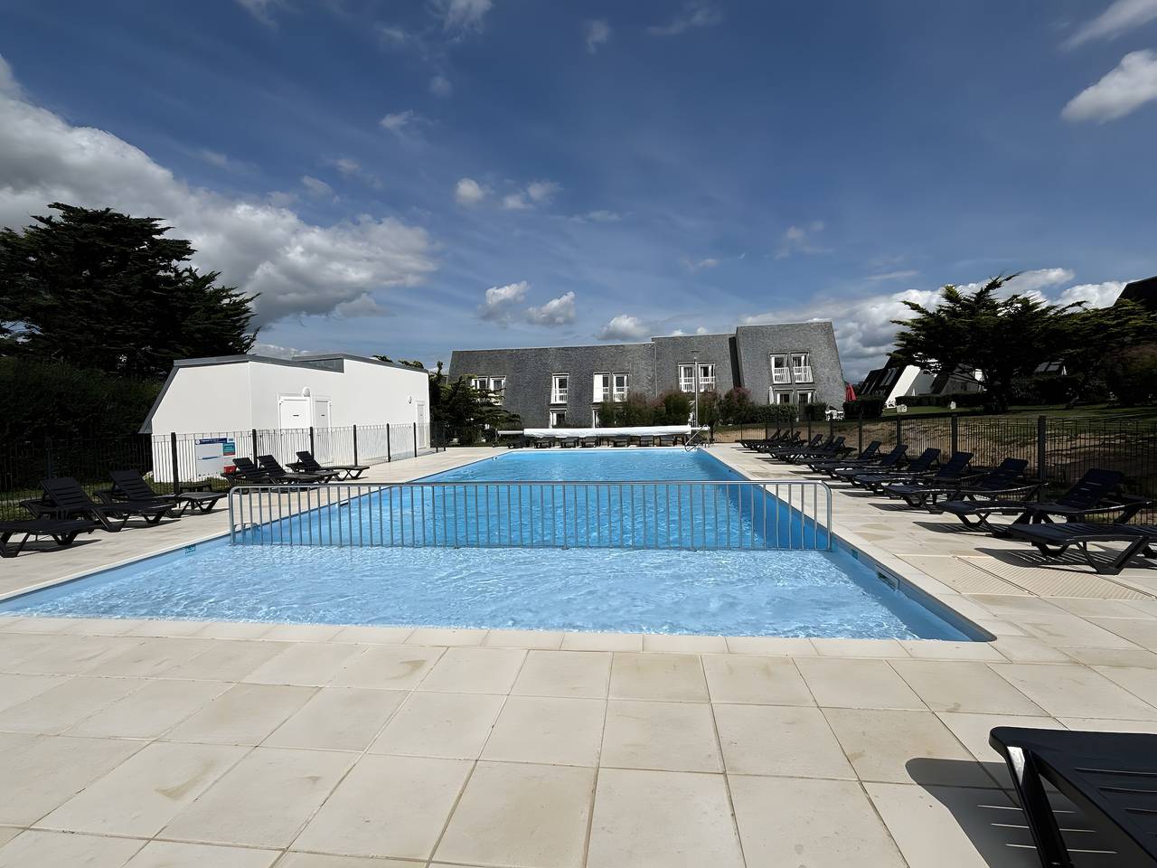 La Perle de l'Océan – Pool und Terrasse, 100 m vom Strand entfernt in Guidel, Côte des Mégalithes