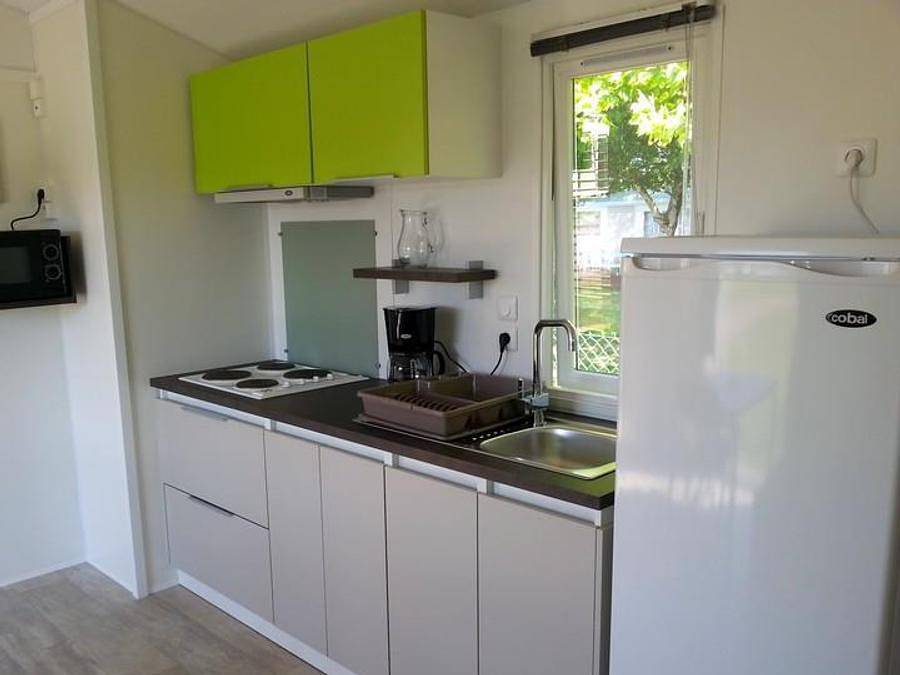Flower Camping Loire et Châteaux - Mobilheim 4 personen - Standard 27m² (2 Zimmer) + integrierte Terrasse in Bréhémont, Loire-Tal